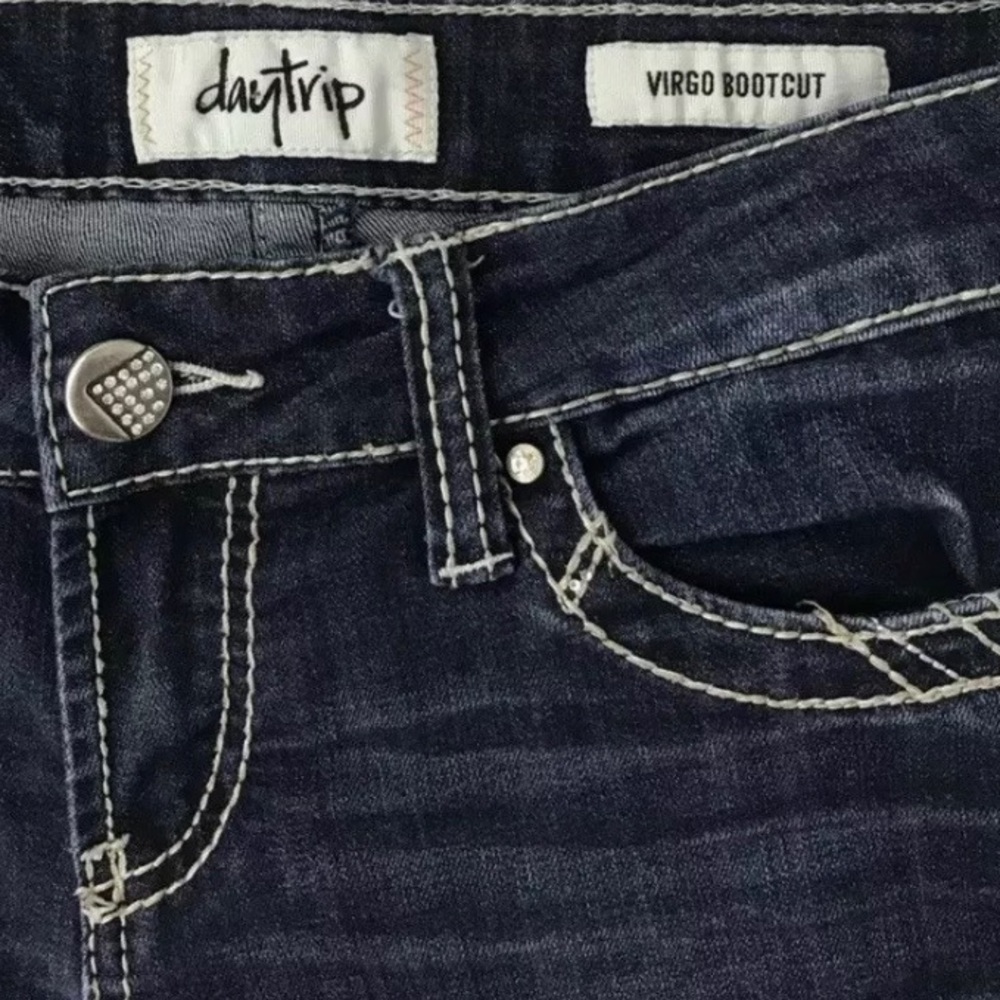 BUCKLE — VIRGO BOOTCUT DISTRESSED JEANS 28R